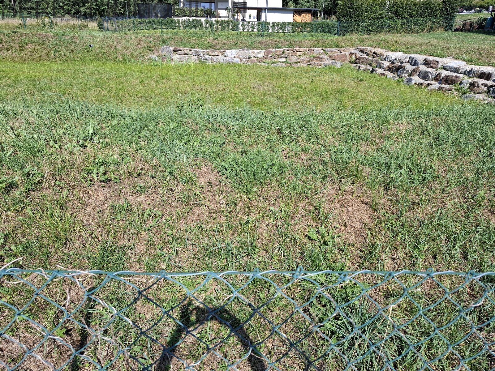 allgemeines Regenauffangbecken umzäunt allgemeines Regenauffangbecken umzäunt